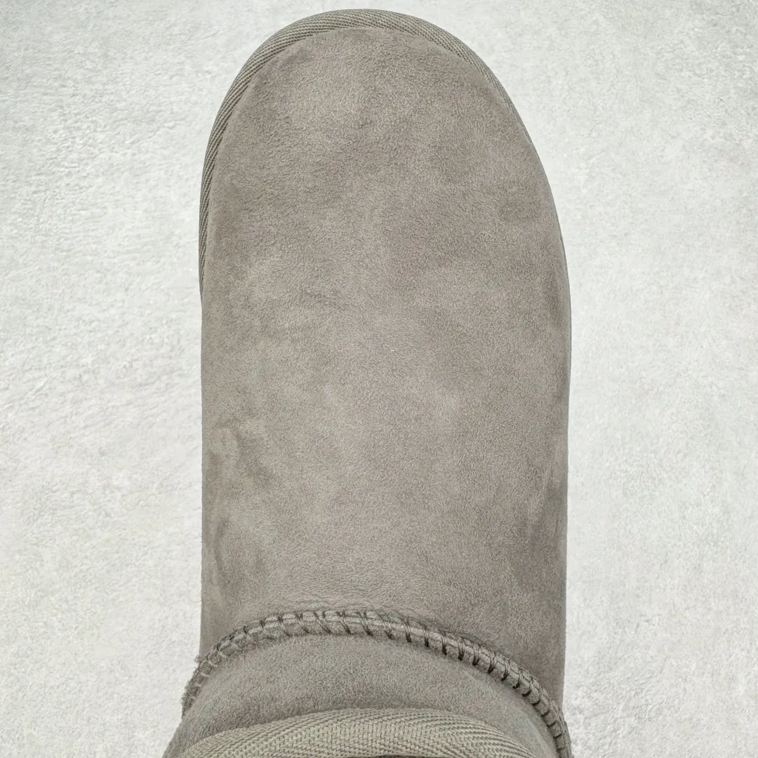 Pick up locally 💰520 UGG 6109 Zhou Dongyu Mini short boots, autumn and winter sheep fur integrated snow boots. All shoes are made from the same factory as ZP. Longfeng A-grade Australian imported sheep fur integrated men's and women's boots. Brand OEM production line. Fully follow the ZP process. OEM original pattern maker. Adhering to the principle of no original shoes and no development selection. Pay attention to every detail. The most authentic version on the market. TREADLITE "light wing" technology outsole. Lightweight/durable/flexible/pile type 35 36 37 38 39 40 41 42 43 44 45 Coding: by2936060